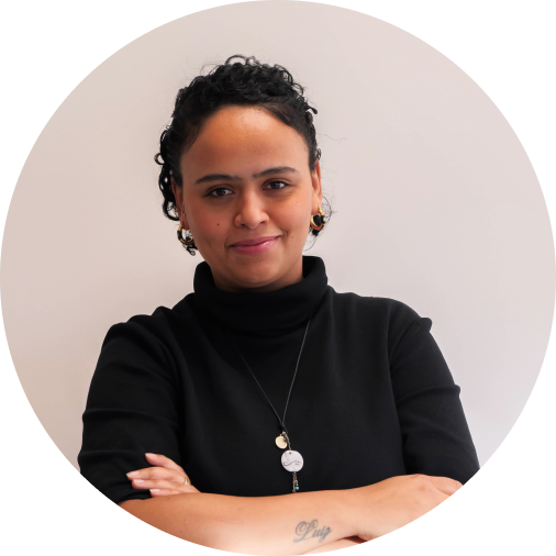 femme, bras croisés, t-shirt noir, souriant