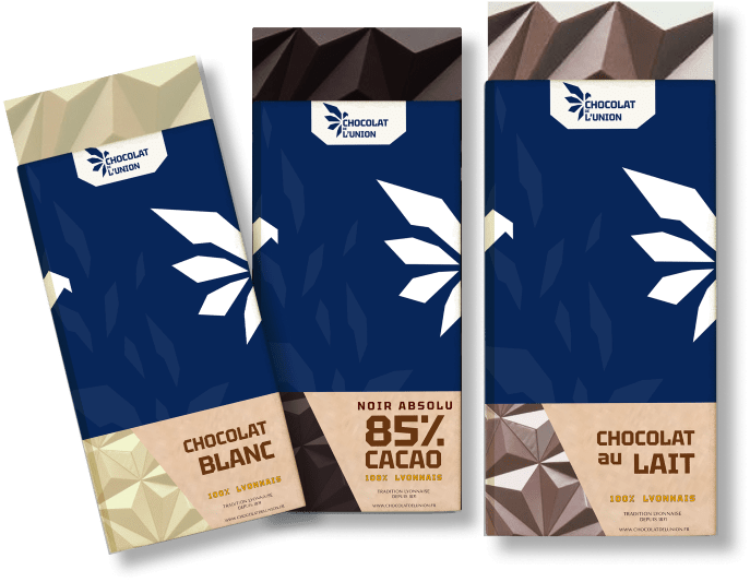 trois tablettes de chocolat de la marque chocolat de l'union, aux arômes chocolat blanc, lait et 85% de cacao, emballage bleu avec le logo aigle de la marque union