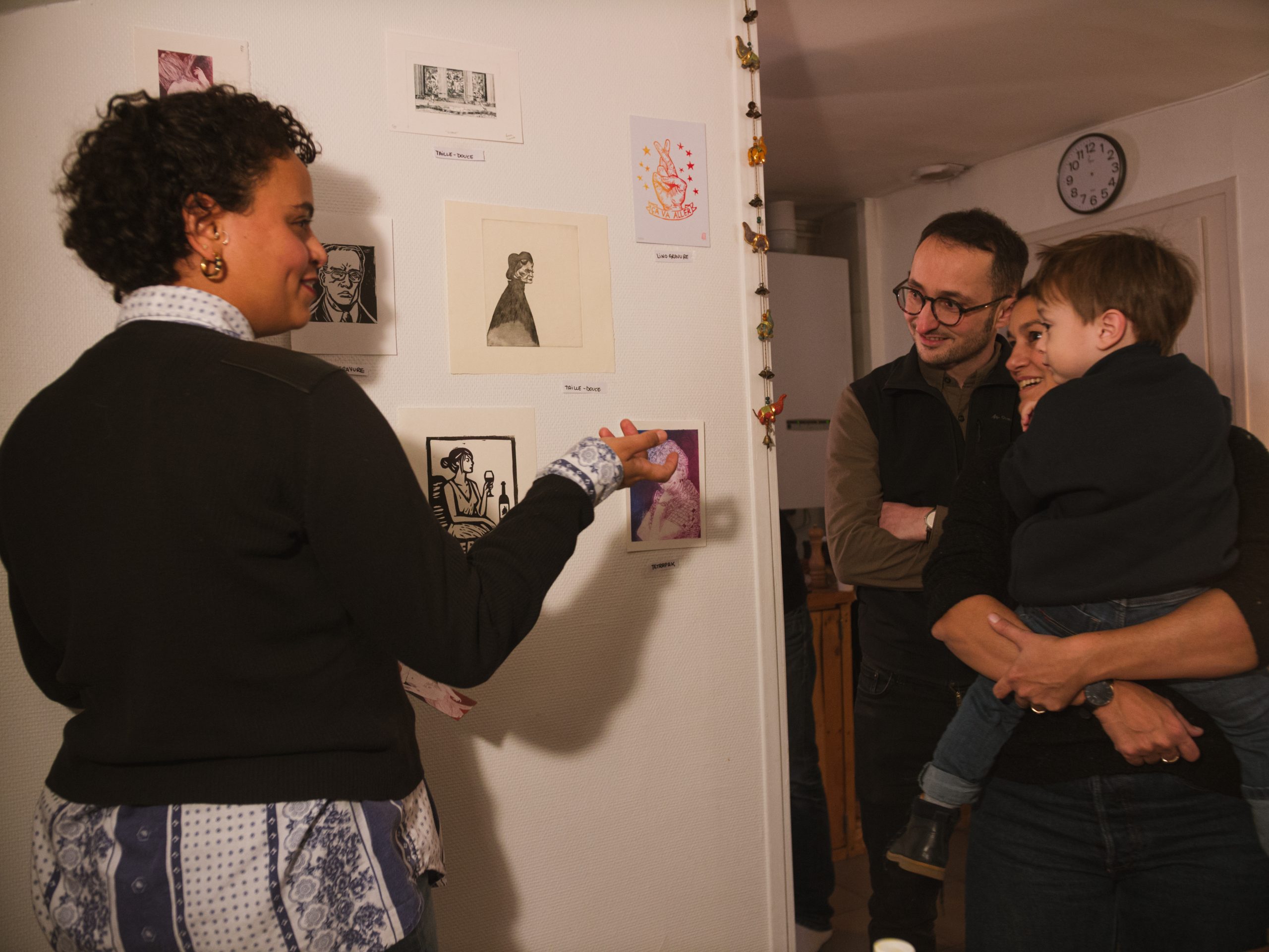 femme de dos et dans un t-shirt noir