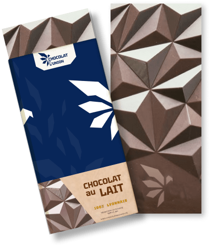 tablette de chocolat de la marque chocolat de l'union produit fait à Lyon, chocolat au lait, tablette aux formes géométriques et packaging bleu